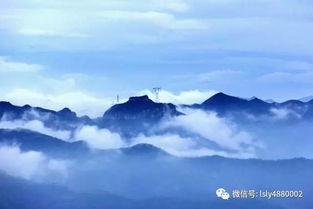 水墨丹青中国画，云雾仙境观云峰